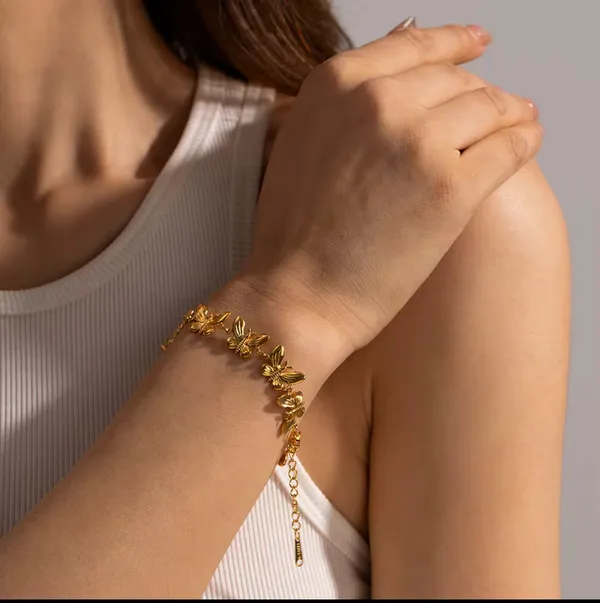 Golden_Stainless_Steel_And_Hypoallergenic_Coating_Bracelet_For_Women